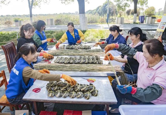 益阳市大通湖区,村民在捆蟹