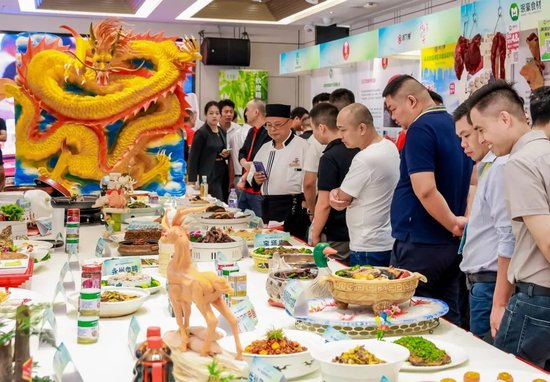 11月7日,第十九届湘菜美食文化节在深圳举行,来宾在欣赏“聪厨杯”大湾区湘菜厨艺创新大赛参赛菜品。湖南日报全媒体记者 傅聪 摄