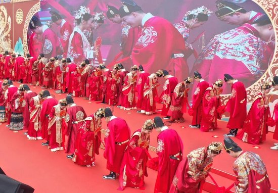 九嶷山景区举办集体婚礼。图/黄春涛
