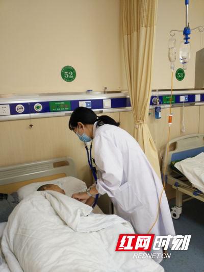 湖湘中医肿瘤医院罗秋红在给患者做检查。