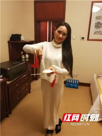 全国人大代表杜美霜向记者展示常德丝弦道具——“碟儿”。