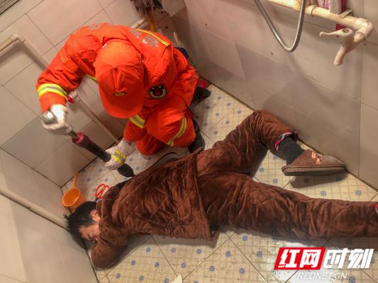 手机不慎掉进厕所 男子伸手捞被卡住手臂