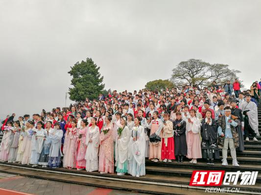 500余名汉服爱好者一起合唱《歌唱祖国》