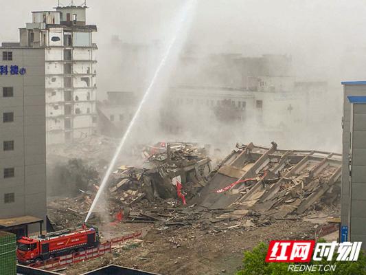 湘潭市第二人民医院被爆破后,消防支队晒水降尘。