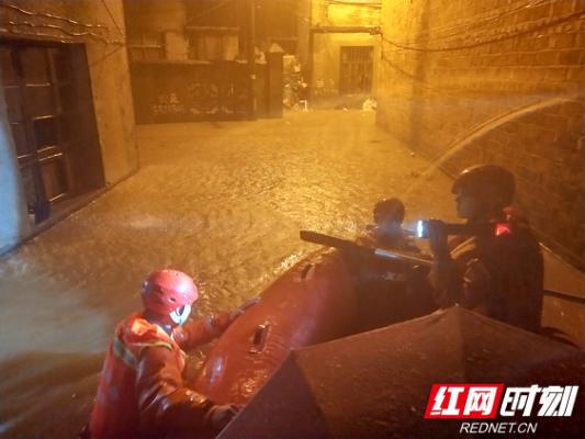 岳阳消防指战员暴雨中连夜救援被困群众。