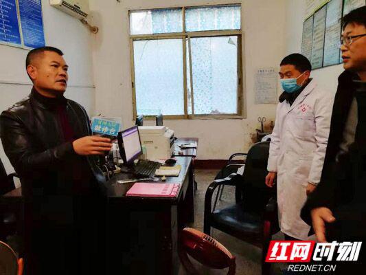 衡阳县岣嵝乡党委书记贺一琪(左一)率班子成员,到医院检查防疫工作及医疗物资准备情况。