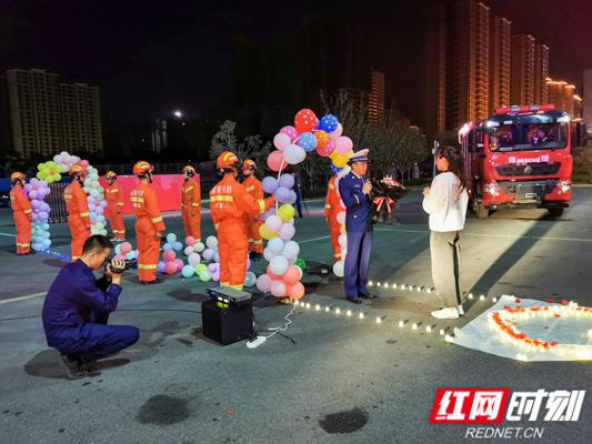 消防员潘岳峰向相恋两年的女友高源临求婚。