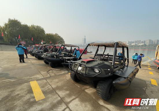 水陆两栖车。