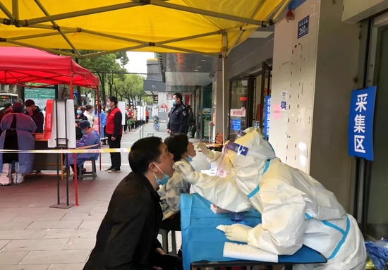 医务人员正在为居民进行核酸检测。长沙市中医医院(长沙市第八医院)供图