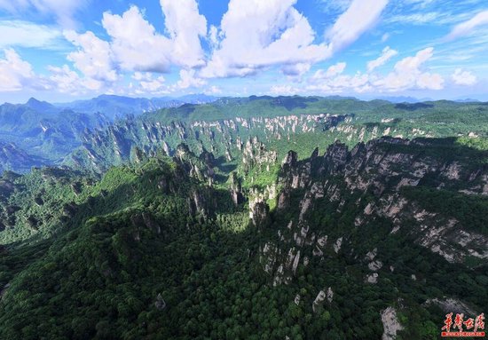 (张家界国家森林公园。吴勇兵 摄)