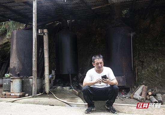在等待熬制的过程着,蒋爱文统计收原材料和木材的成本。