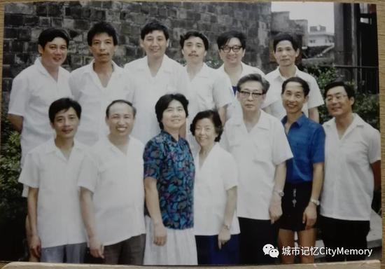 如意街小学1961年六甲班部分同学,毕业三十周年后与老师合影,前排右起第二人为周振文老师。 陶国俊供图
