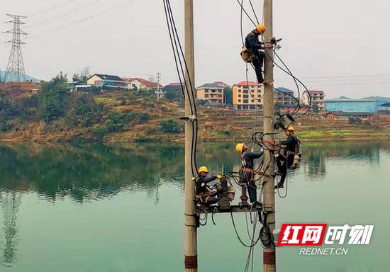 国网冷水江市供电公司员工在10千伏沙禾I回杨桥支04杆更换断路器。