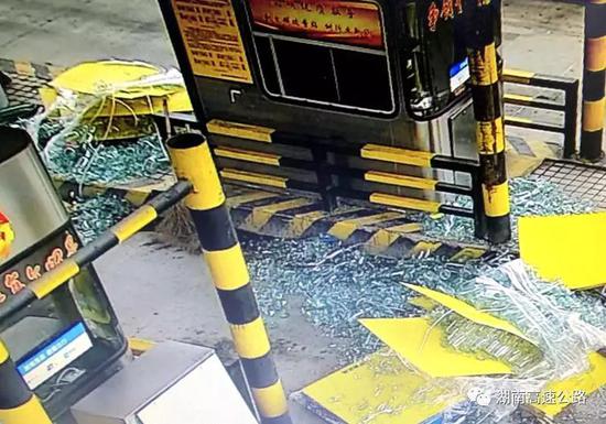 近千个玻璃瓶掉落收费站 收费员开启“寻宝”模式