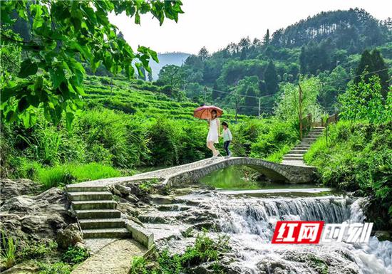 小桥、流水,漫步村里游步道。