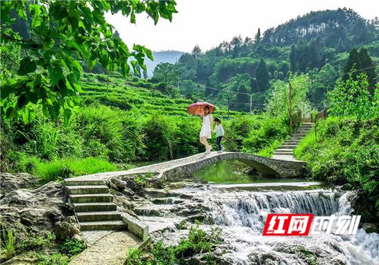  　　小桥、流水，漫步村里游步道。