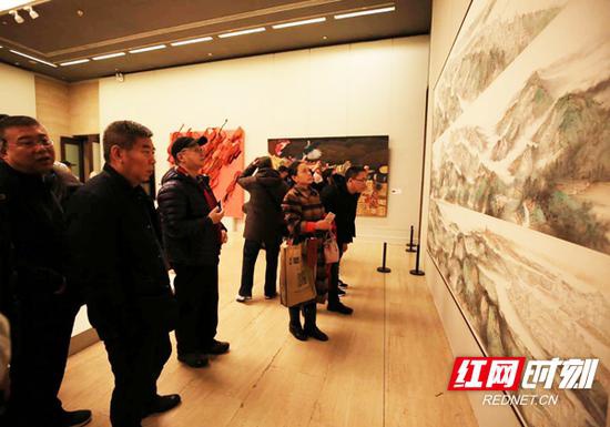 12月20日,中国美术馆内,前来参观学习的人群接踵比肩,络绎不绝。壁画展厅内,《锦绣潇湘•南岳衡山七十二峰图》前吸引了大批前来参观学习者。