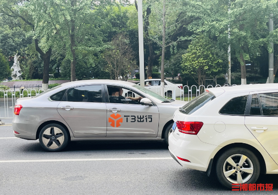 (5月24日,在长沙街头随处可见各个平台的网约车。)