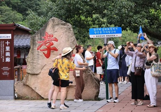 外国游客在张家界国家森林公园十里画廊游玩