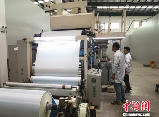 广东东莞市一家企业在郴州市经开区的生产车间。 刘曼 摄