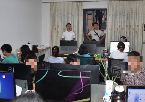 嫌疑人被抓时还在进行 “ 业务 ”