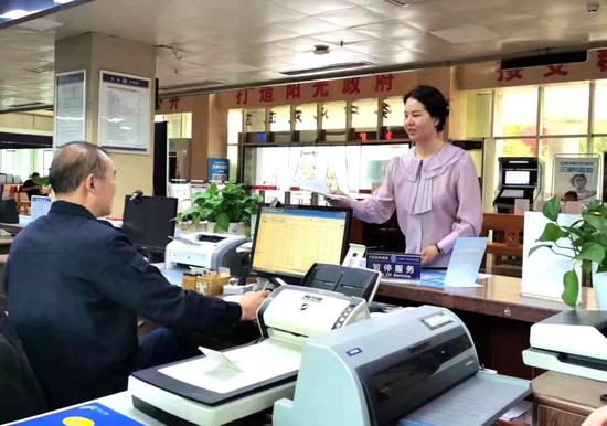 衡阳县公安局在“五一”假期窗口服务“不打烊”，为人民群众办证提供便利