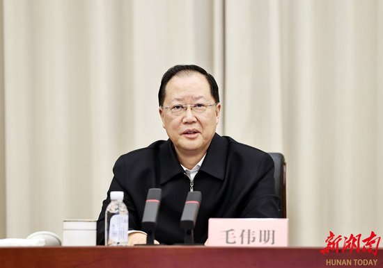 (2月7日上午,省委副书记、省长毛伟明出席全省应对防范低温雨雪冰冻灾害电力保供调度会并讲话。)