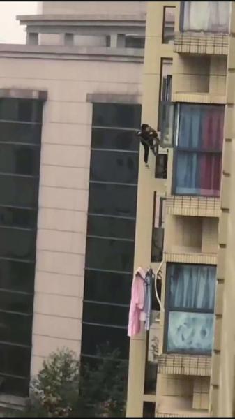 5岁男孩爬上窗户被卡 “托举哥”爬窗营救