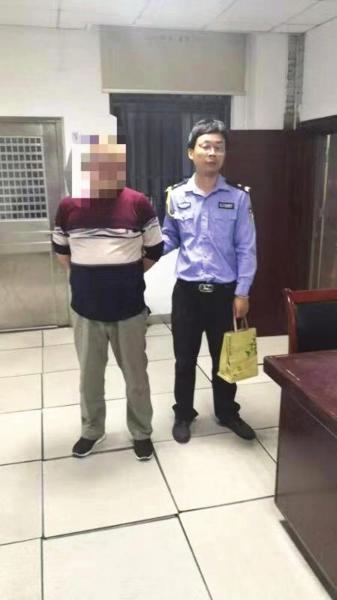 10月7日,衡阳市石鼓区,冒充“督查暗访组人员”的屈某被警方依法处行政拘留十日的处罚。图/受访者提供