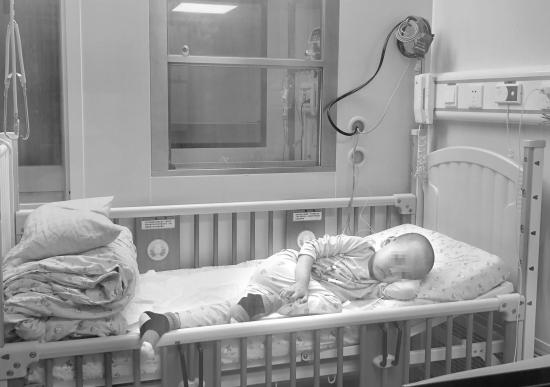 8月28日，湖南省儿童医院，轩轩正在接受干细胞移植。组图/受访者提供