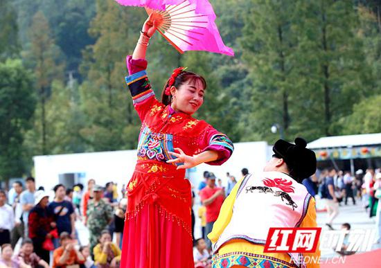当地群众表演民俗文化节目。