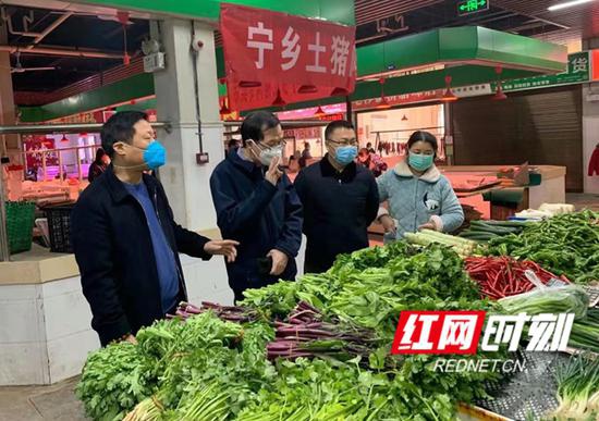 1月30日上午，长沙市开福区副区长李杨分别走访了新沙湖桥、荷花池和华夏农贸市场。