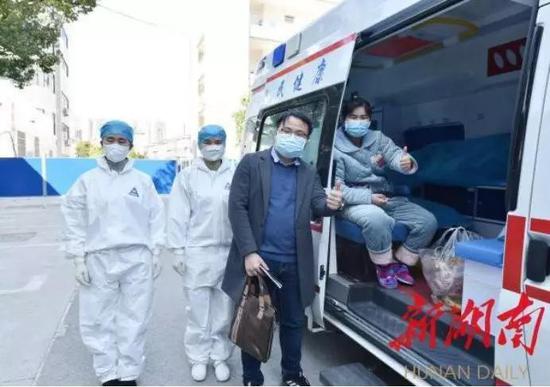 2月17日,在怀化市第一人民医院,小彭在救护车上向医护人员打出加油的手势。(曾悦摄)