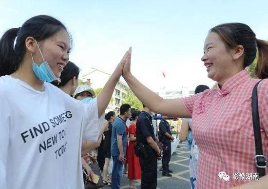 衡阳市第一中学，考生们在进考场前与家长击掌加油。曹正平 摄