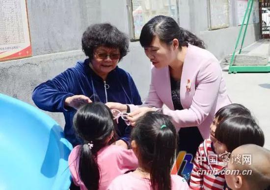 周秀芳与溆浦的孩子们在一起。图片来源:中国宁波网
