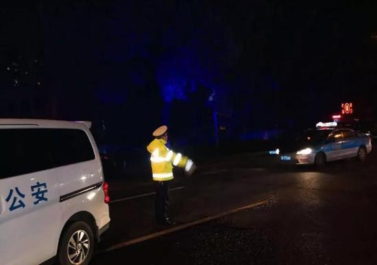 坚守火灾现场的执勤民警冒着浓烟,指挥路口车辆分流绕行,一刻也未曾退缩。