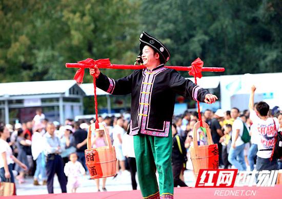 当地群众表演民俗文化节目。