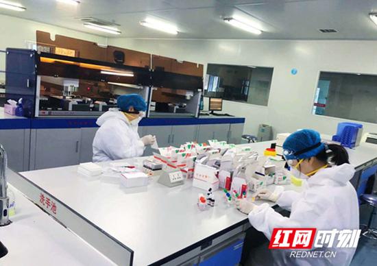 工作人员正在准备检测用的试剂。