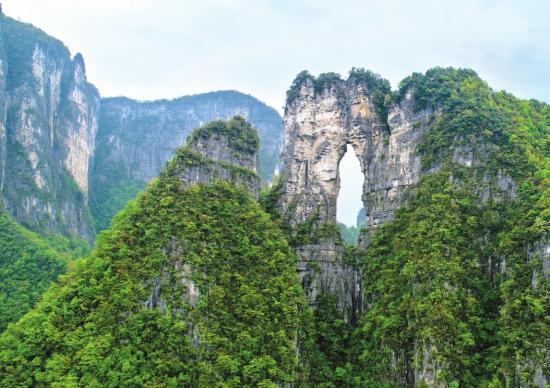 张家界天门山。《中国国家地理》全面介绍了武陵源砂岩峰林的特点。图 / 吴三友