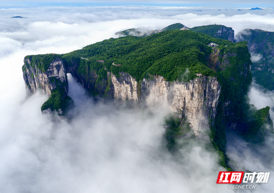 宛若仙境的天门山。