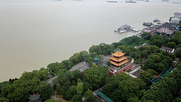 7月13日拍摄岳阳楼景区，旁边的洞庭湖处于超警戒水位状态（无人机照片）。新华社 资料图