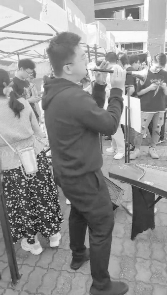 近日,长沙理工大学,学校丝竹民乐社负责人杨劭鹏吹唢呐招新。视频截图