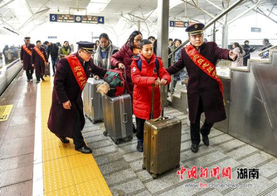 2019年春运首日,长沙客运段动车二队组织党员志愿者服务旅客出行。