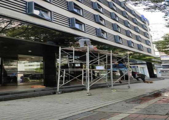 高空安全须重视！高空违规作业 街道紧急查处