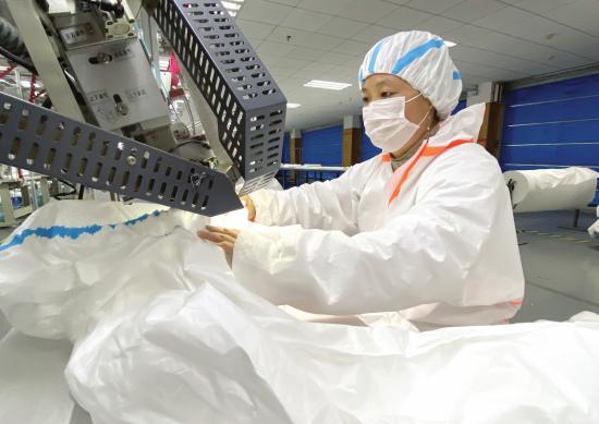 近日,梦洁家纺,工人正忙着生产防护服。图/潇湘晨报记者 陈张书