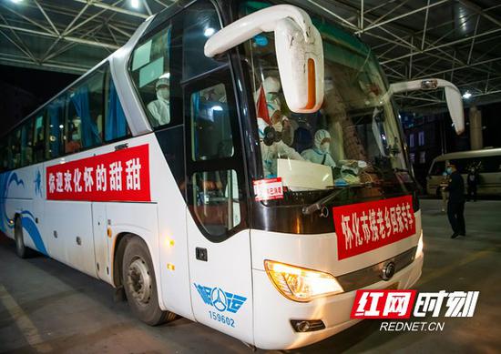 3月25日晚上9点25分,怀化公路运输集团接返怀人员的首台大巴车驶入怀化汽车东站。