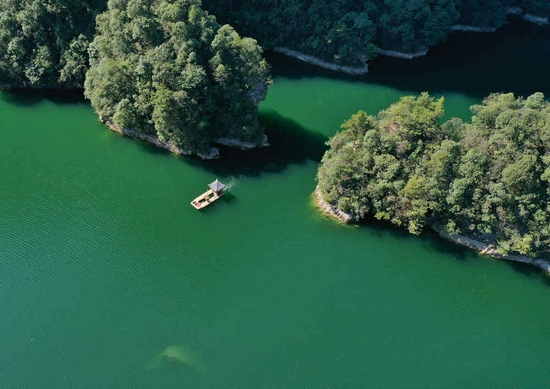 10月1日，在张家界武陵源宝峰湖景区，工作人员驾驶清漂船清理湖面漂浮物（无人机照片）。吴勇兵 摄