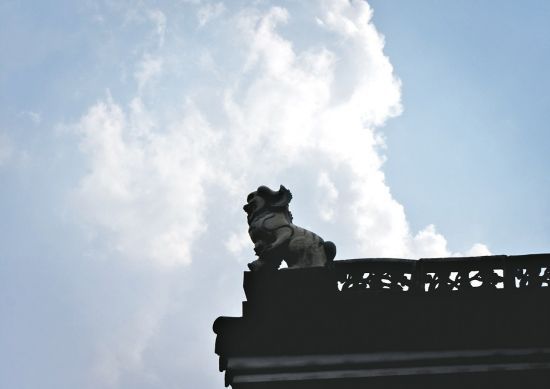 湘潭北五省会馆,墙上的石狮子还在仰 望着天空。图/记者常立军