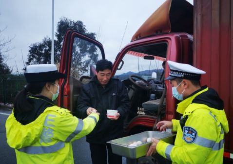 2月5日,湖南省高速公路交通警察局郴州支队嘉禾大队民警将一碗碗热气腾腾的汤圆送到在此休息的司乘人员手里。