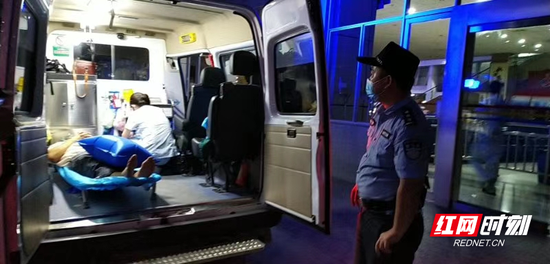 旅客凌晨候车突发心脏病，铁警及时救助送医。